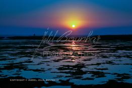 Image du Maroc Professionnelle de  Souiria Leqdima situé à 30 km au sud de Safi fut un village de pêcheurs, avec son petit port où quelques artisans pratiquent la pêche traditionnelle à la canne. Un magnifique coucher de soleil dans cette splendide région du Maroc sur l'océan atlantique. De nombreux européens profitent des joies de la mer sur cette plage un peu désertée par les marocains, 15 Novembre 2005. (Photo / Abdeljalil Bounhar) 